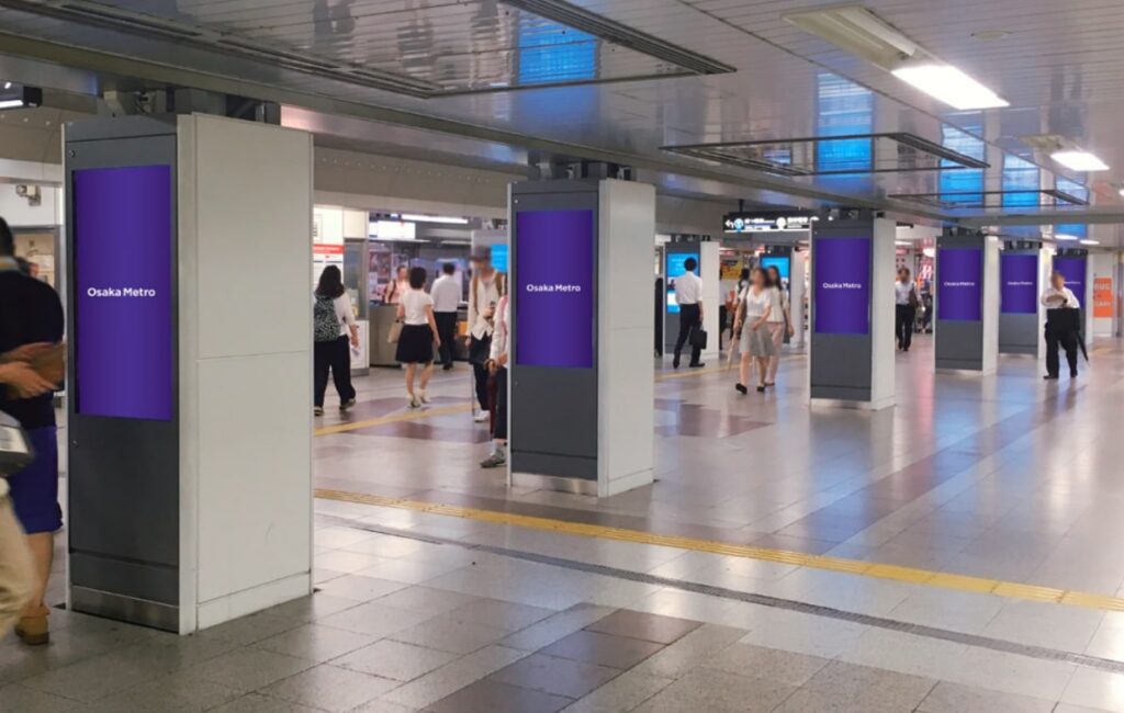 フルHDで南改札、中改札合わせて36面に掲載される「梅田コンコースビジョン」